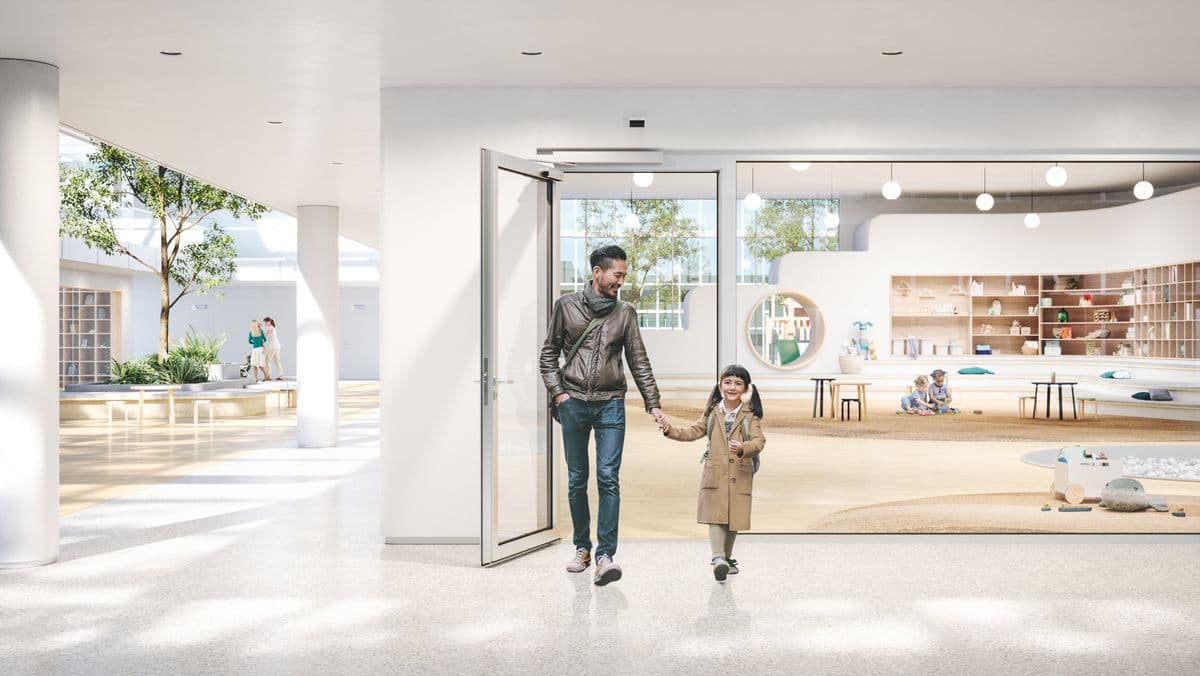 Vader loopt met kind door automatische deur